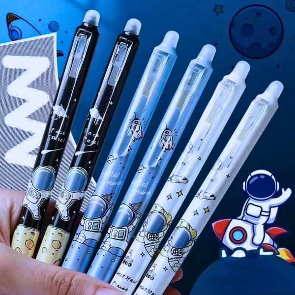 Caneta-Gel-Apag-vel-Astronauta-A-Aventura-da-Escrita-Come-a-Aqui-1.jpg Caneta-Gel-Apag-vel-Astronauta-A-Aventura-da-Escrita-Come-a-Aqui-1.jpg