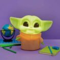 Lumin-ria-Baby-Yoda-Traga-a-For-a-para-sua-Casa-com-o-Grogu-1.jpg