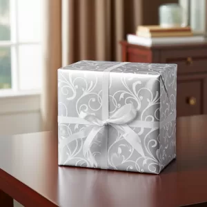 Papel de Presente Premium: Elegância Prateada em Arabescos