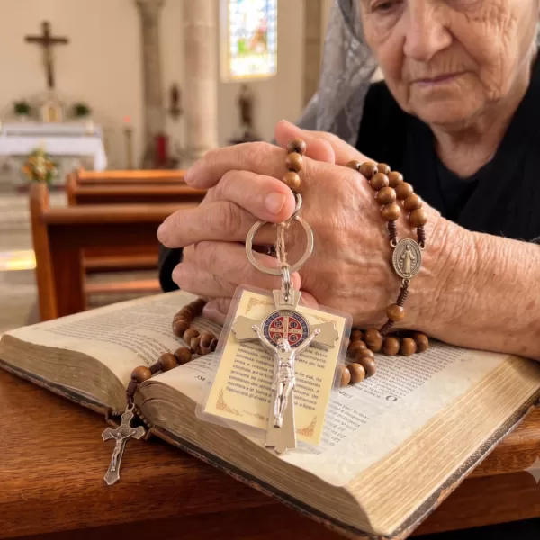 Chaveiro-Jesus-Na-Cruz-Medalha-S-o-Bento-2-2.png