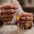 Ter-o-Nossa-Senhora-Aparecida-P-rola-Dourado-Com-Garrafinha-1.png