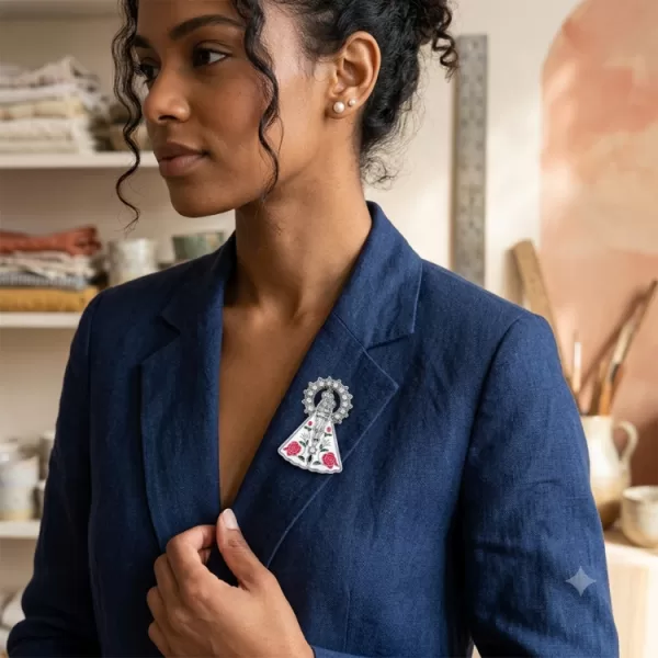 Broche-Nossa-Senhora-de-Nazar-prata-3.png