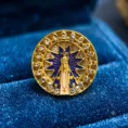 Broche-Nossa-Sra-Aparecida-Fundo-Branco-Cravejado-Dourado-2.png