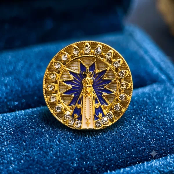 Broche-Nossa-Sra-Aparecida-Fundo-Branco-Cravejado-Dourado-2.png
