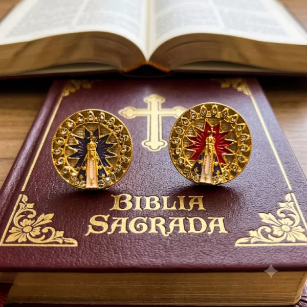 Broche-Nossa-Sra-Aparecida-Fundo-Branco-Cravejado-Dourado.png