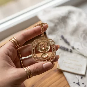 Chaveiro Espírito Santo Dourado Com Cristais Cravejados 4cm